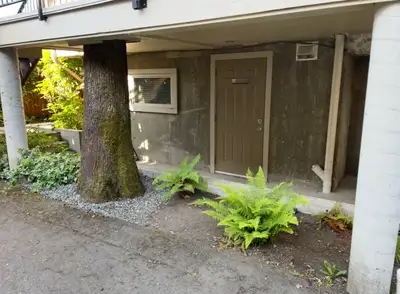 $650 per month 100 sf office or private treatment room. Includes private bathroom. Modern Central La...