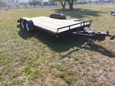 Hay Shed brand flat bed (deck) trailer with hydraulic tilt and beavertail. GVWR 7000 pounds. Deck le...