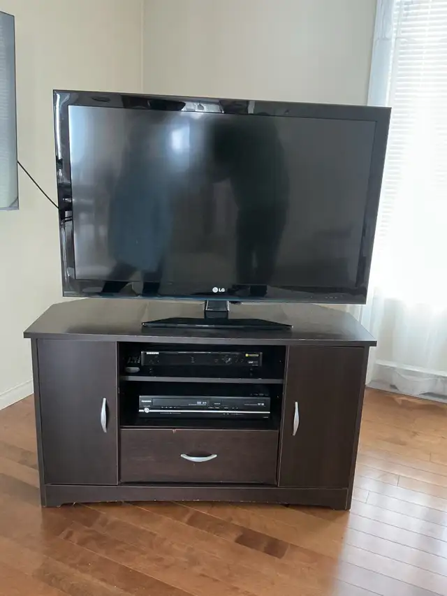 Téléviseur LG 43 pouces d’environ 10 ans meuble inclus  in TVs in Victoriaville - Image 3