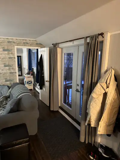 1 bedroom apartement ground level access from large private deck on green belt. Newer kitchen cabine...