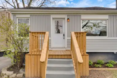 RENTAL AVAILABLE - 76 Stapleton Avenue, Hamilton ✨ Newly Renovated 2-Bedroom Upper Unit ✨ Location:...