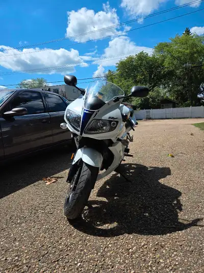 2011 Suzuki SV650s with abs. 22443km No Oil leaks Chain and sprocket replace 1 1/2 seasons ago Tire...