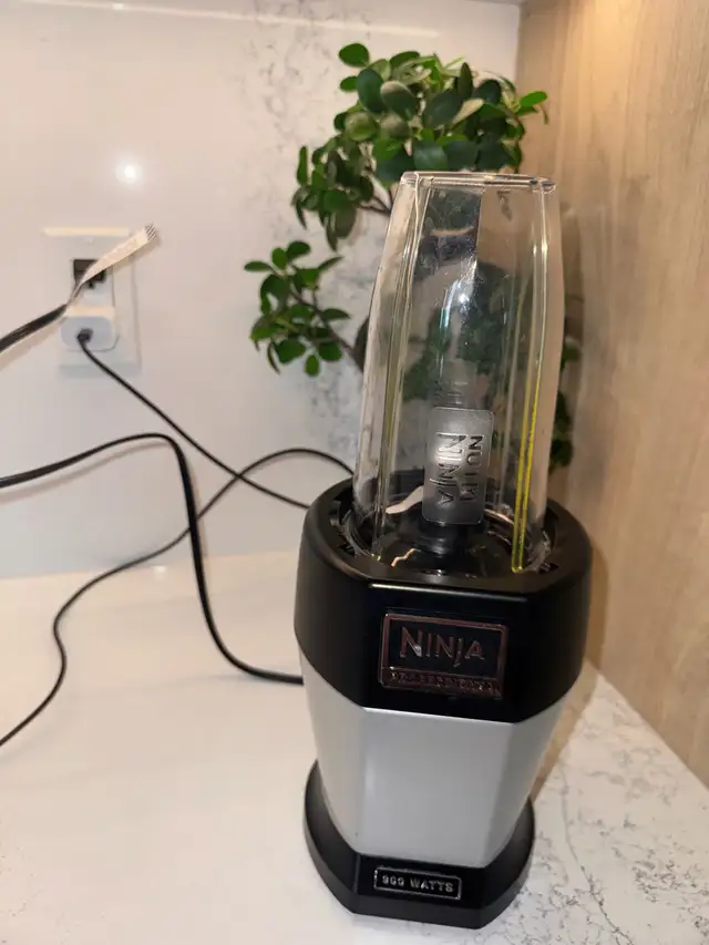 FOR SALE: Ninja BL450C Nutri Pro Personal Blender – 900W in Processors, Blenders & Juicers in Cambridge - Image 4