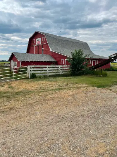 Barn for storage or Agriculture rental. Located 40 minutes North of Calgary. 10 minutes West of Dids...