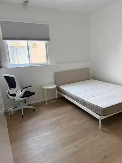 Now/ /Aug 1ST- 2ND floor Large furnished room @ Kensington Market Sorry no pets are allowed due to a...