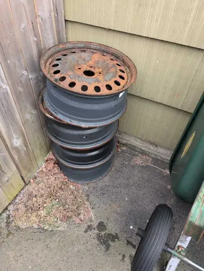 Bare 17" rims from a 2012 Santa-fe. Want gone. Selling all 4 as a set. Great for pre-mounting winter...