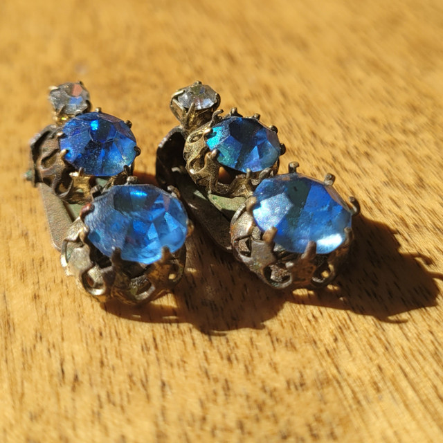 vintage costume jewelry - sparkly clip on earrings in Jewellery & Watches in Cole Harbour - Image 4