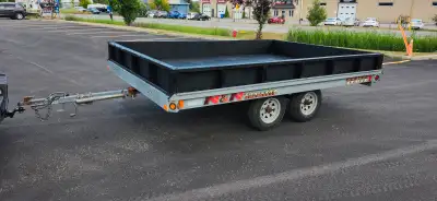 En excellente condition, remorque basculante N&N idéale pour le transport de deux motoneiges ou VTT....