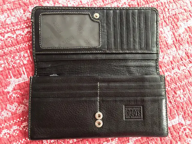 Brand New Genuine Leather Roots Wallet $100 in Women's - Bags & Wallets in City of Toronto - Image 3