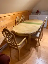 Antique dining room table with 5 chairs + 2x leaves