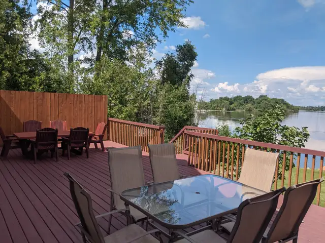 Escape to Ruby: Your Luxurious Puslinch Lake Paradise! in Ontario in Canada - Image 5
