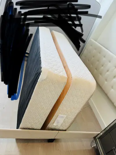 Single bed box and mattress in good condition and good quality . I’m selling it because I’m moving.