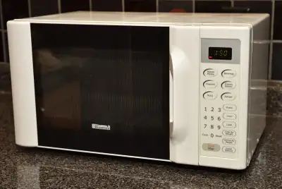Kenmore Microwave Oven, 0.7 cu. ft., 700 Watt output, c/w original box. To be clear, serial number o...