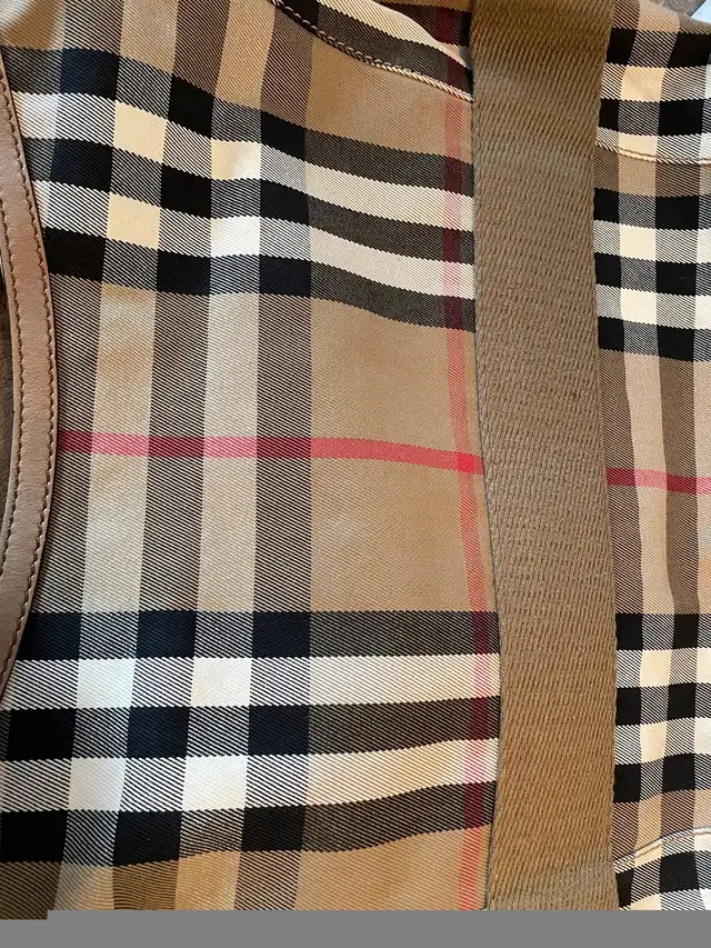 Burberry authentic bag  in Women's - Bags & Wallets in City of Toronto - Image 11