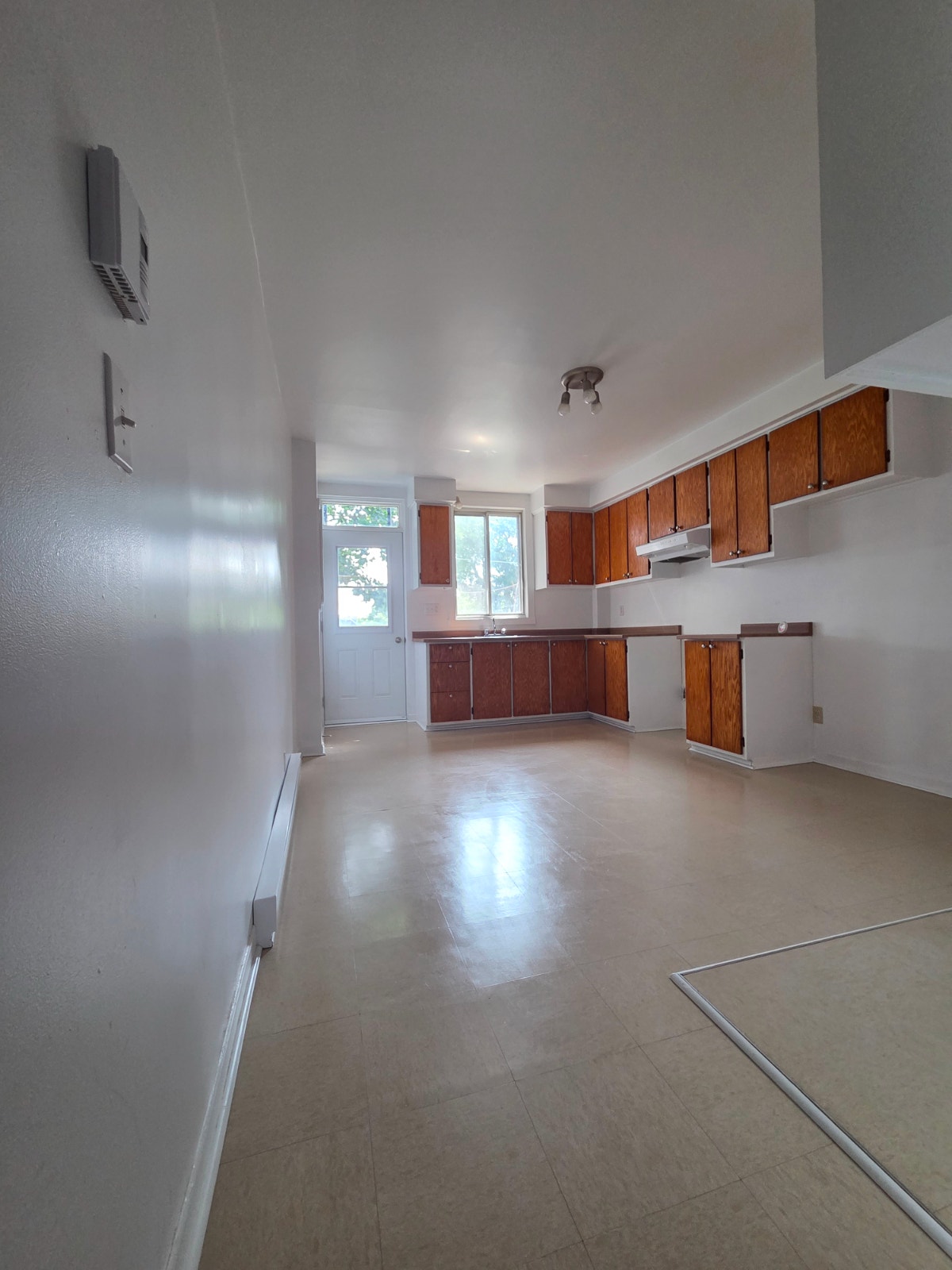 Grand logement ensoleillé près du métro Jolicoeur — photo 1