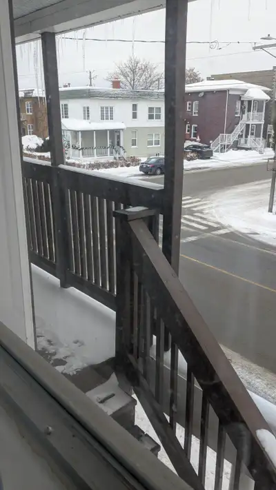 2 1 /2. Un espace de rangement chauffé inclus internet poêle frigidaire et buanderie dans l'immeuble