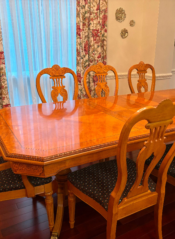 Dining table and chairs in Dining Tables & Sets in Markham / York Region