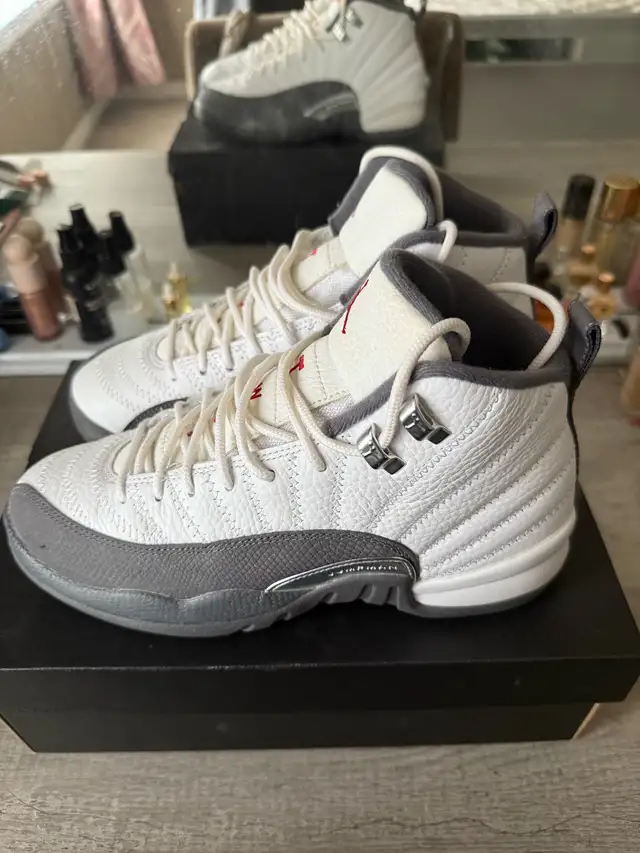 Jordan 12 Retro White dark Grey (GS) size 7 in Men's Shoes in Kitchener / Waterloo - Image 4