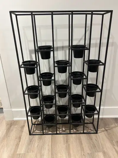 Metal plant and herb stand. See photos for donensions Voir photos pour le dimensions