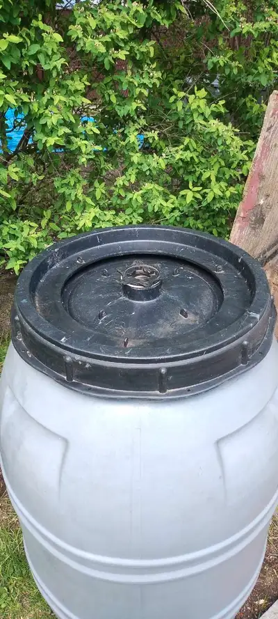 Baril 45gal pour ramasser la pluie très bonne état payable à la porte en argent seulement