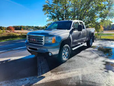 This is a 2012 GMC 2500HD extended cab for sale. This is a well maintained truck with maintenance re...