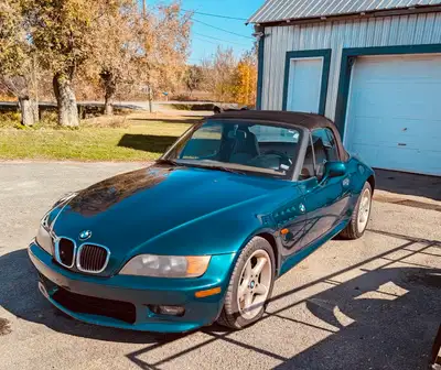 Magnifique BMW Z3 Roadster 1997 dans une superbe couleur vert métallisé. Une décapotable classique d...