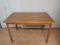 Wooden dinning table in excellent condition