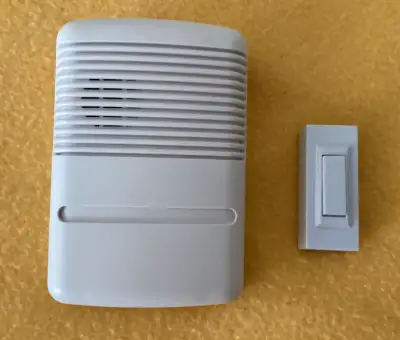 SONNETTE DE PORTE. —- CARILLON AVEC BOUTON PRESSOIR, View more