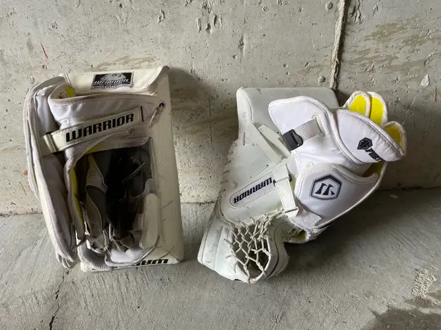 Warrior Messiah senior size goalie gloves very good condition in Hockey in Mississauga / Peel Region - Image 3