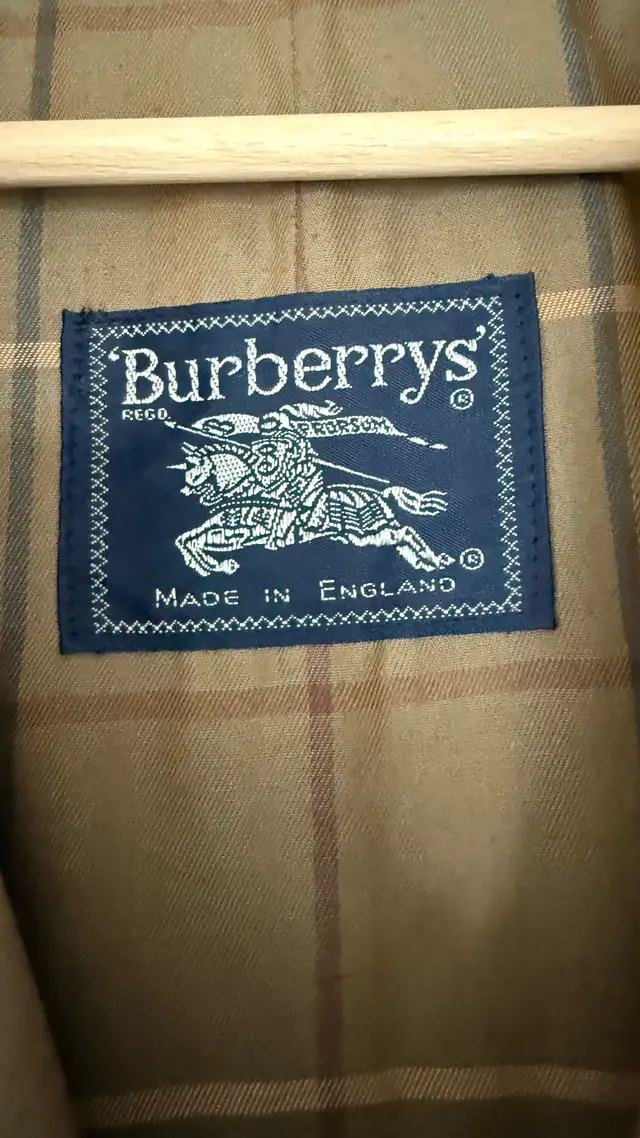 Vintage Burberrys Trench Coat in Women's - Tops & Outerwear in City of Toronto - Image 3