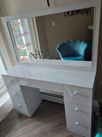 7 drawer vanity 350 (and extra chair 50)