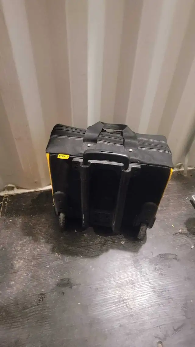 DEWALT HARD BOTTOM ROLLING TOTE BAG in Tool Storage & Benches in Hamilton - Image 4
