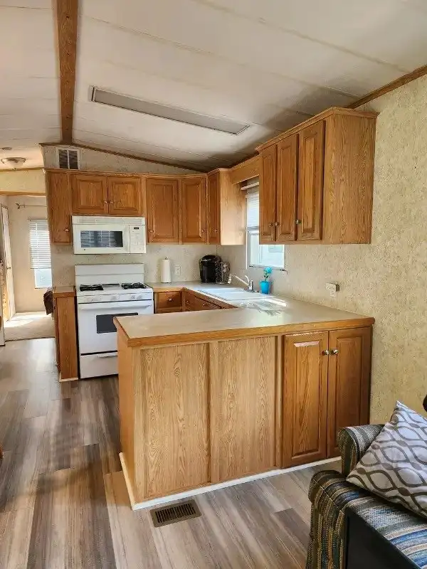 2005 Huron Ridge Resort 40 foot x 12 wide Sleeps 6 (KAWARTHAS) in Park Models in Kawartha Lakes - Image 4