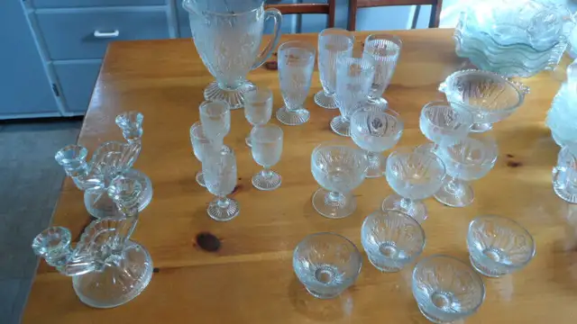 VINTAGE IRIS AND HERRINGBONE DINNERWARE in Arts & Collectibles in Markham / York Region - Image 6