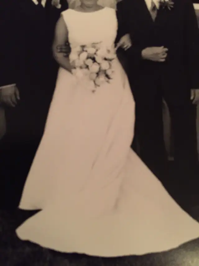 Wedding dress - Alfred Angelo - 18 -$200 in Wedding in Kitchener / Waterloo - Image 2