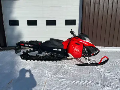 2016 Skidoo Summit 800 SP T3 163 x 3” Well maintained and always stored in a heated shop. A couple s...