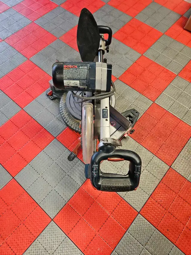 Bosch 4410L Sliding Compound Miter Saw – Excellent Condition in Power Tools in Mississauga / Peel Region - Image 3