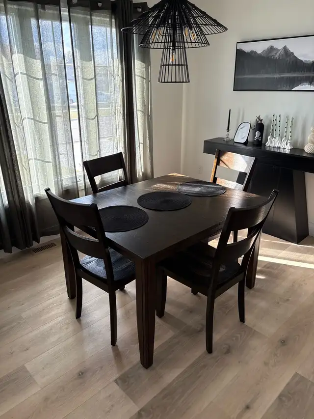 kitchen table in Dining Tables & Sets in Sarnia - Image 2