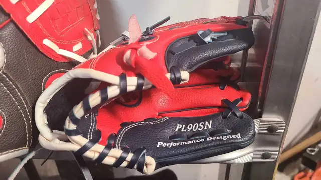 Rawlings Youth Baseball Glove in Baseball & Softball in City of Toronto - Image 4