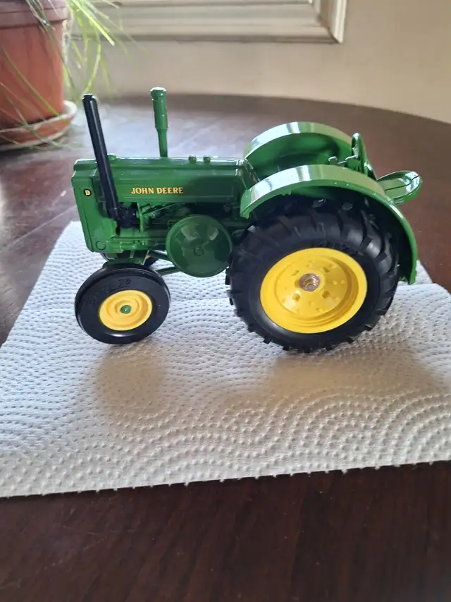 John Deere "D" Die Cast Tractor in Arts & Collectibles in Grande Prairie - Image 7