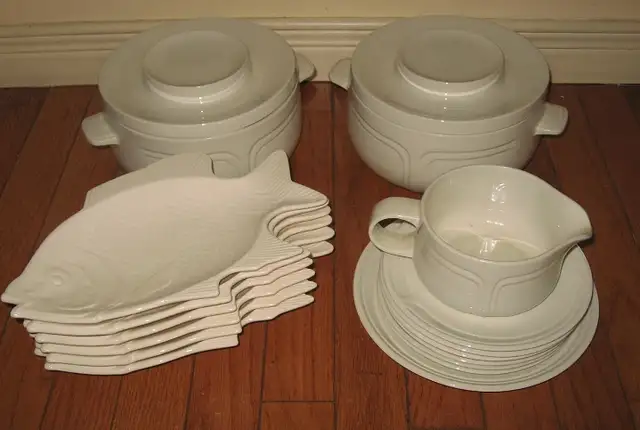 White Dinnerware Sets / Plates with Gold Rim / Flatware in Kitchen & Dining Wares in City of Toronto - Image 6