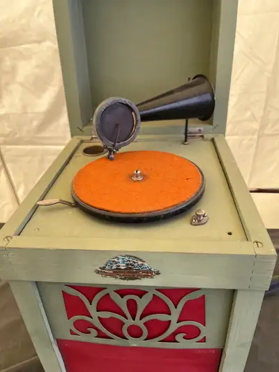 Very rare antique child’s wind up phonograph 1915, View more