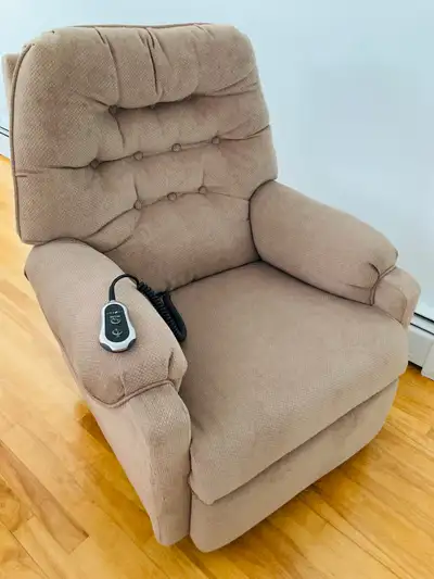 Power rocker reclining chair in excellent condition 