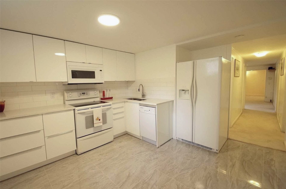 2 Bed 1 Bath Basement with Private Entrance & Parking – Mississa 2