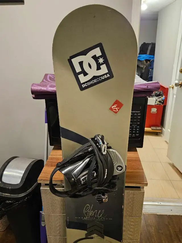 Snowboard and bindings in Snowboard in Delta/Surrey/Langley - Image 3