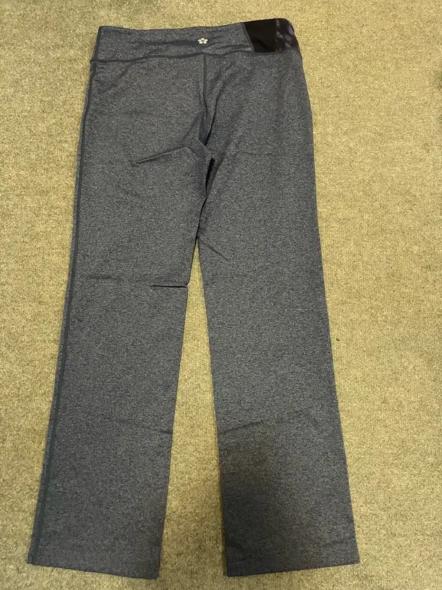 Medium Yoga Pants in Women's - Bottoms in Edmonton - Image 5