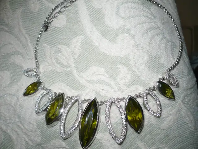 GLAMOUR STERLING SILVER AND LARGE PERIODOT STONE NECKLACE632347787380511214