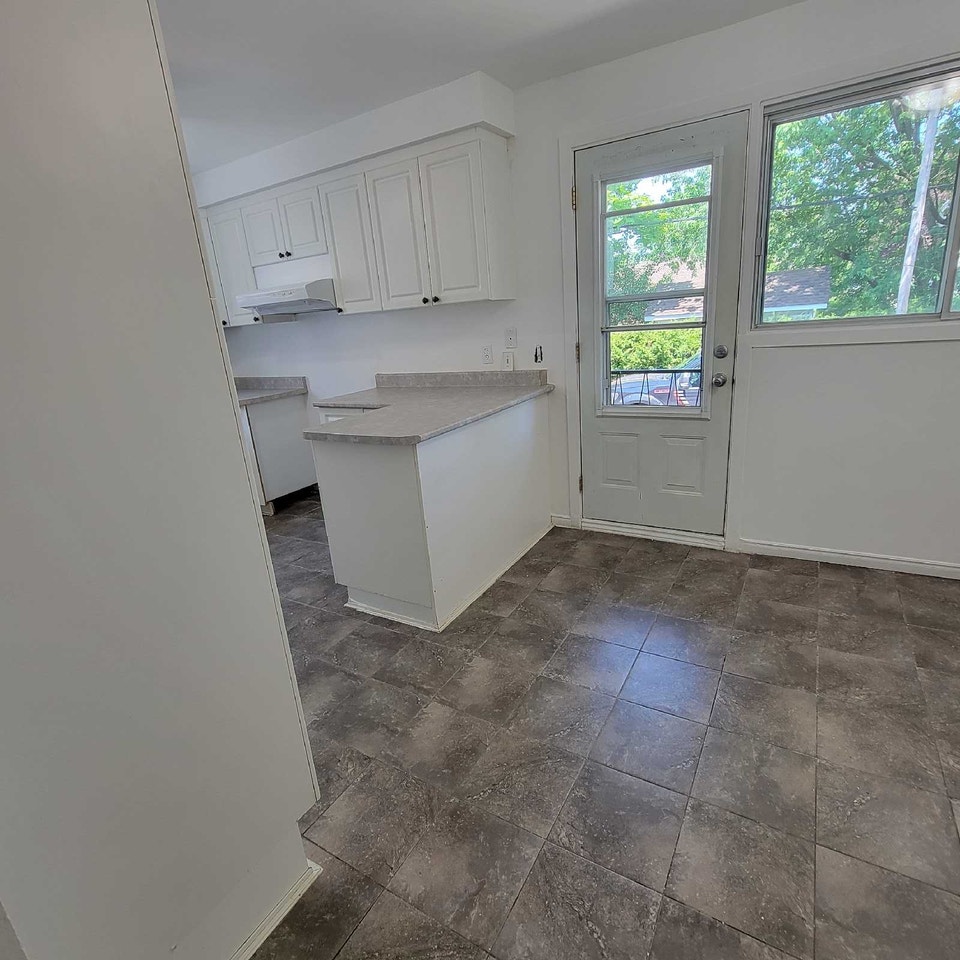 Superb Very Bright and Freshly Renovated 4½ in Longueuil. 4