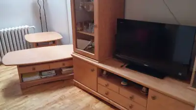 MEUBLE TV AVEC DEUX TABLES ASSORTIES & UNE TV SONY 32 Po., View more
