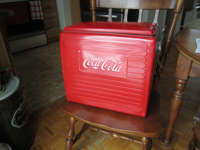 Glacière  Coca Cola Cooler 1955, Canada de St. Thomas Metal Sign dans Art et objets de collection  à Laval/Rive Nord - Image 2